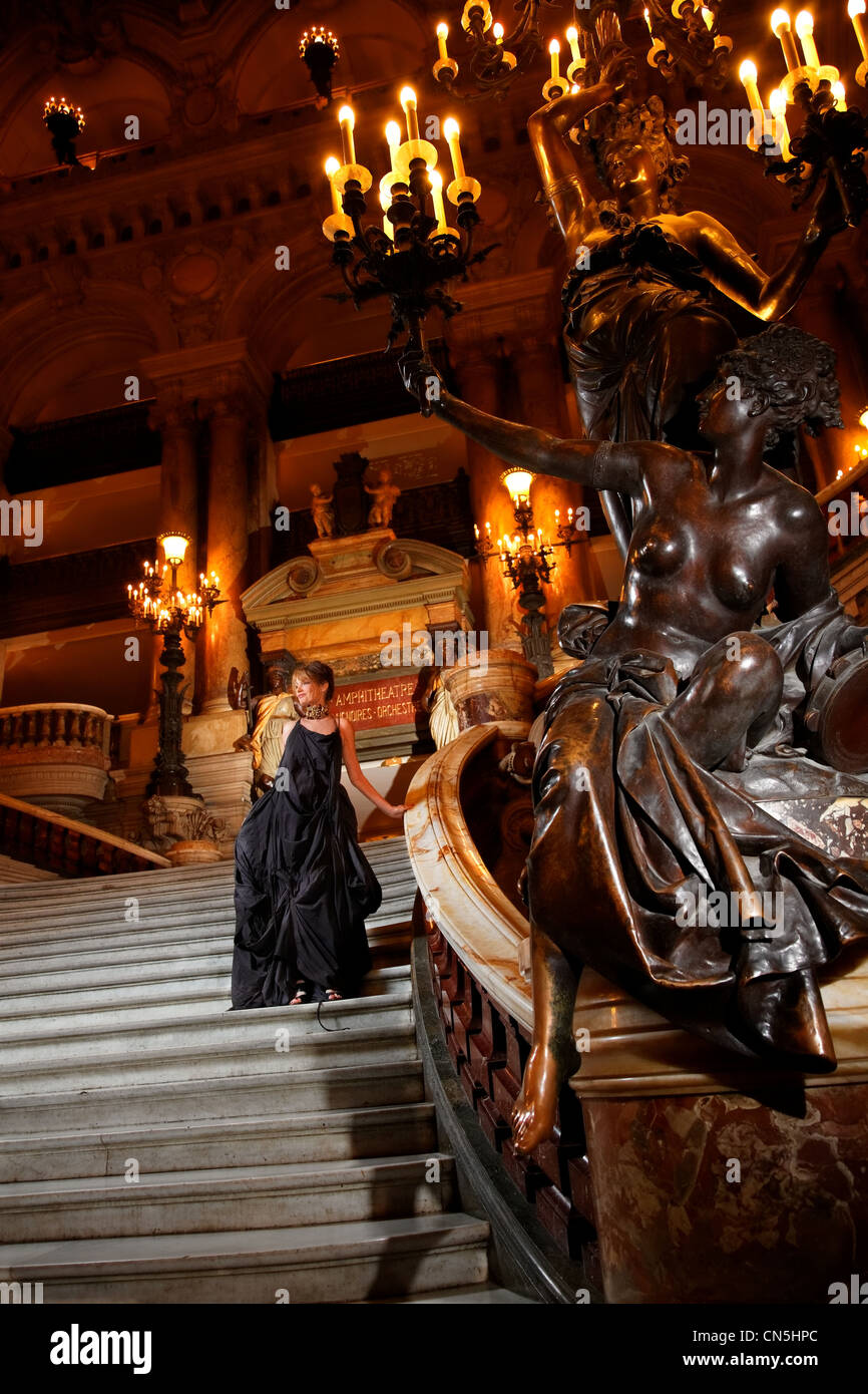 Der Tag einer sehr chic Paris Frau, vom Frühstück bis zum der Oper.  Eine weitere Sache;  Martine, unser Model ist 60 Jahre alt. Stockfoto