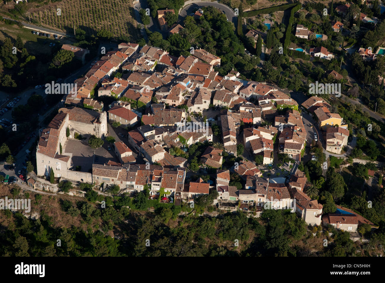 Frankreich, Var, Le Castellet thront Dorf (Luftbild) Stockfoto