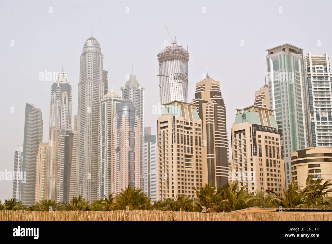 Wolkenkratzer in Dubai Beach Residence, Dubai Marina, Dubai, Vereinigte Arabische Emirate. Prinzessin-Turm, Fackel, Cayan tower Stockfoto