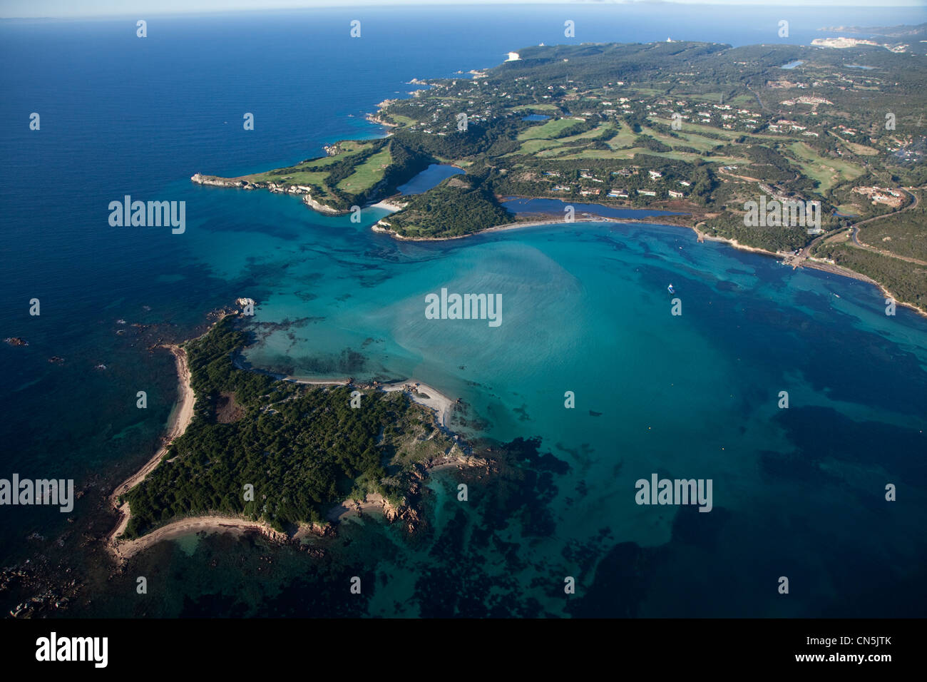Frankreich, Corse du Sud, Ile de Piana, Golfe de Sperone, Pointe de Sperone, Villa mit Pool (Luftbild) Stockfoto