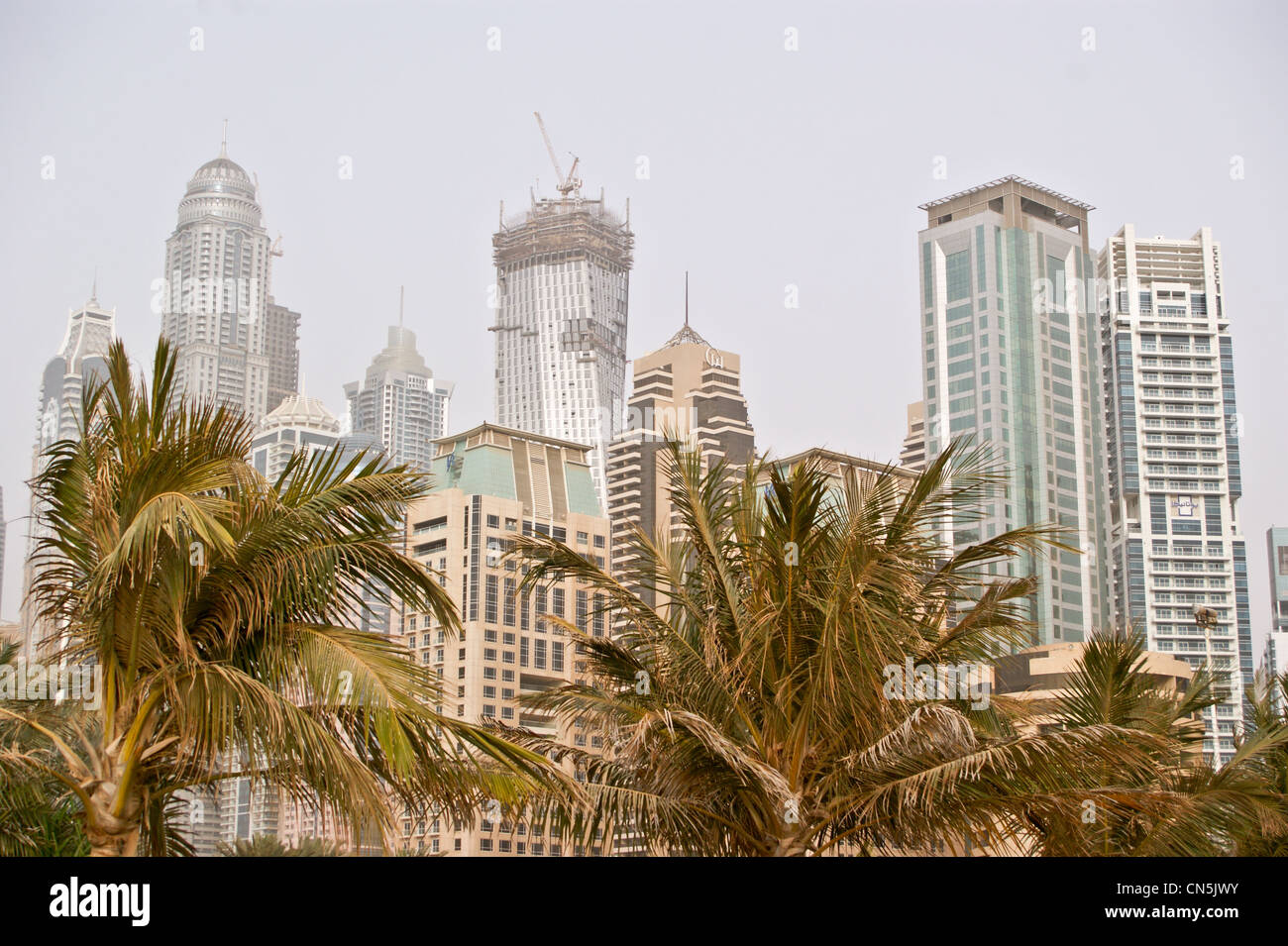 Wolkenkratzer in Dubai Beach Residence, Dubai Marina, Dubai, Vereinigte Arabische Emirate. Prinzessin-Turm, Fackel, Cayan tower Stockfoto