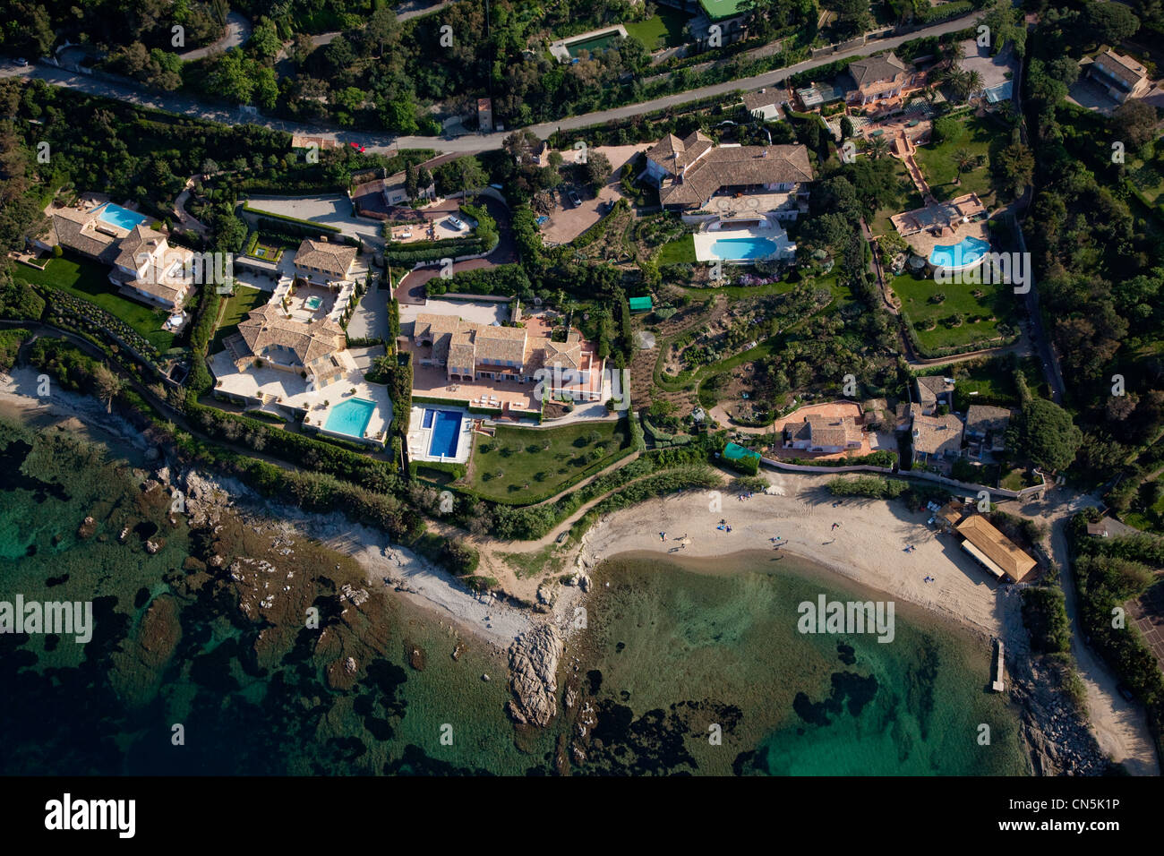 Frankreich, Var, St Tropez, die Bucht von Canebiers, Villa mit Pool am Strand (Luftbild) Stockfoto