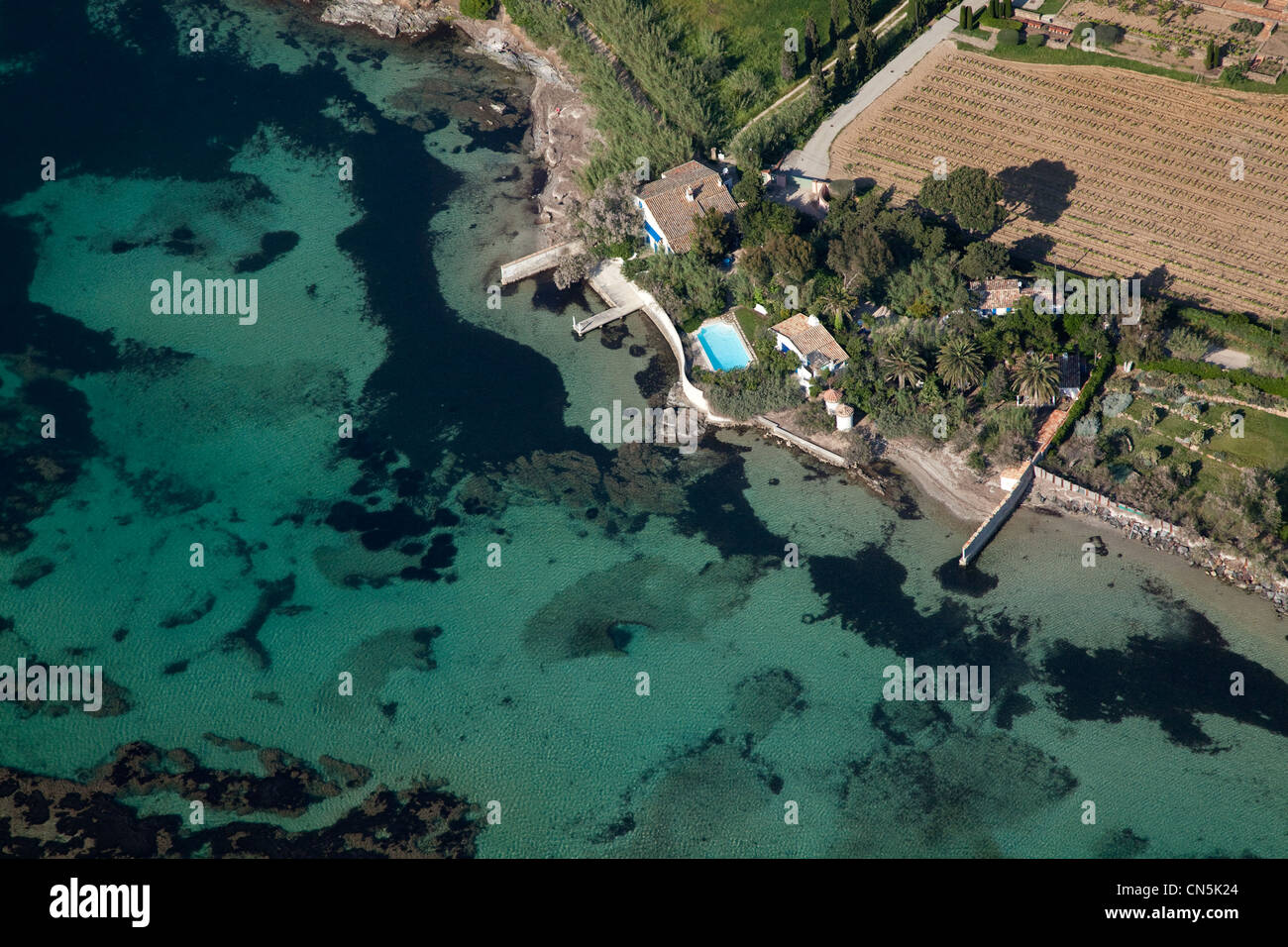 Frankreich, Var, St. Tropez, die Bucht, Canebiers Madrague, Villa mit Pool direkt am Meer von Brigitte Bardot (Luftbild) Stockfoto