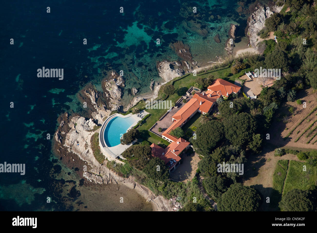 Frankreich, Var, St Tropez, in der Nähe von den Parks von St Tropez, Villa mit Pool am Meer von Clairefontaine CEO Jean Marie Nusse (Antenne Stockfoto