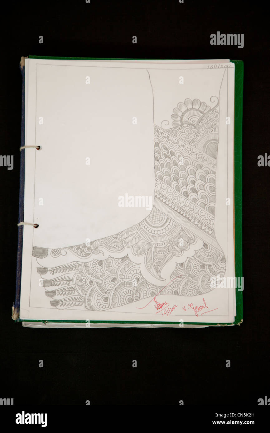 Design für Henna-Tattoo in Schülers Notebook, Dehradun, Indien. Stockfoto