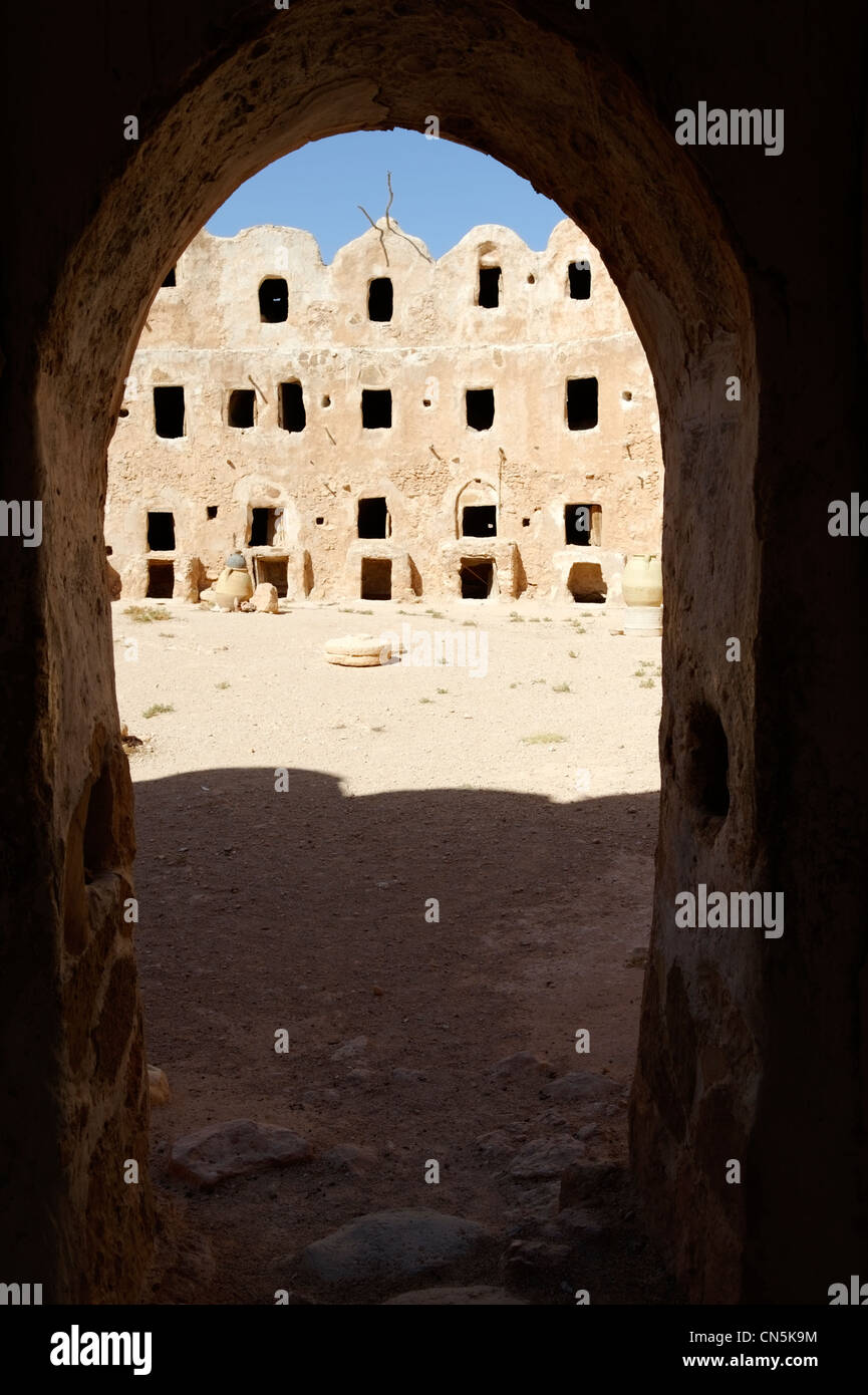 Jebel Nafus. Libyen. Blick durch den Haupteingang des befestigten Berber Getreidespeicher in Qasr Al Haj. Stockfoto