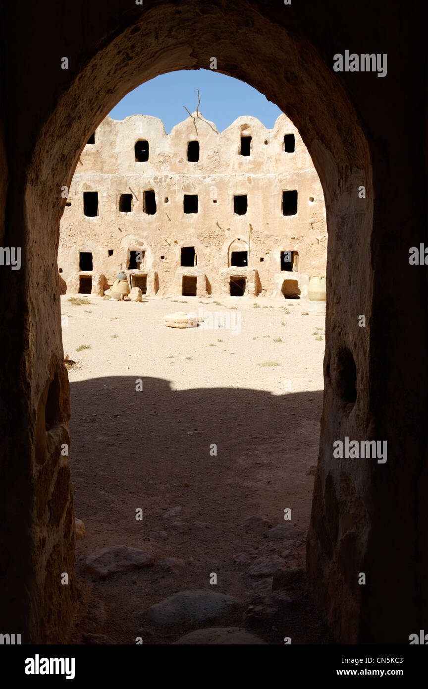 Jebel Nafus. Libyen. Blick durch den Haupteingang des befestigten Berber Getreidespeicher in Qasr Al Haj. Stockfoto