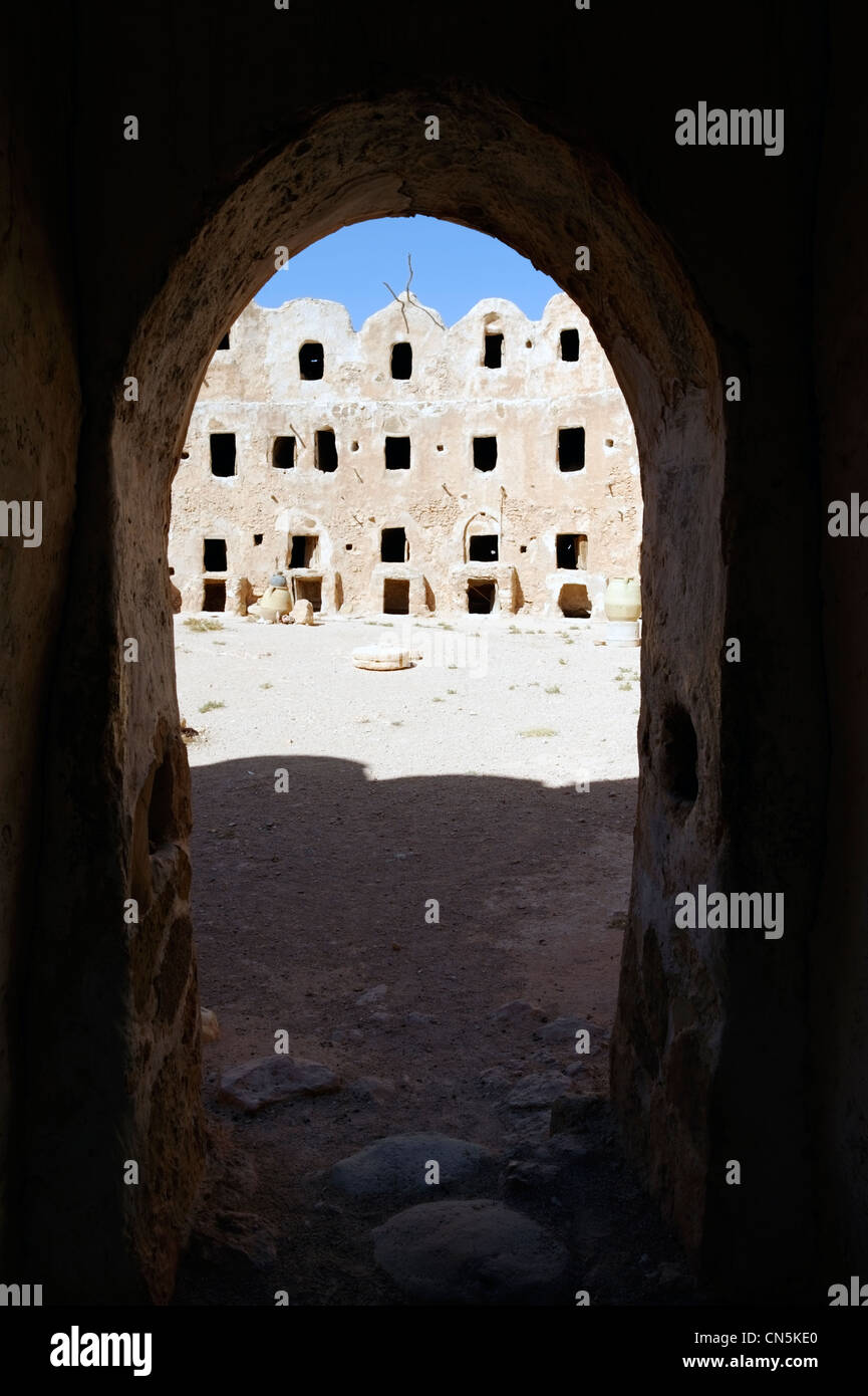 Jebel Nafus. Libyen. Blick durch den Haupteingang des befestigten Berber Getreidespeicher in Qasr Al Haj. Stockfoto