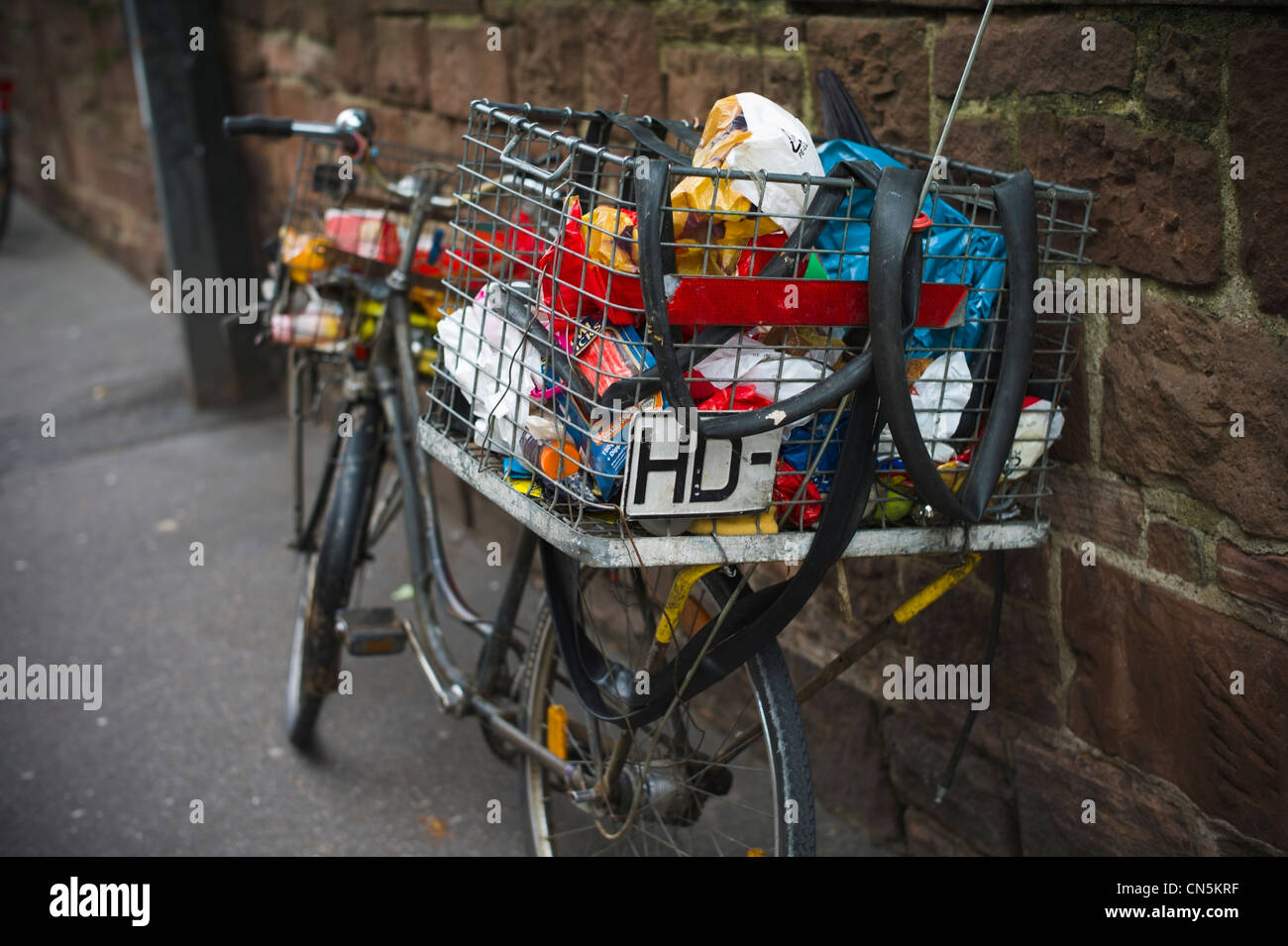 Fahrradträger gefüllt mit Streu, Heidelberg, Baden-Württemberg, Deutschland Stockfoto
