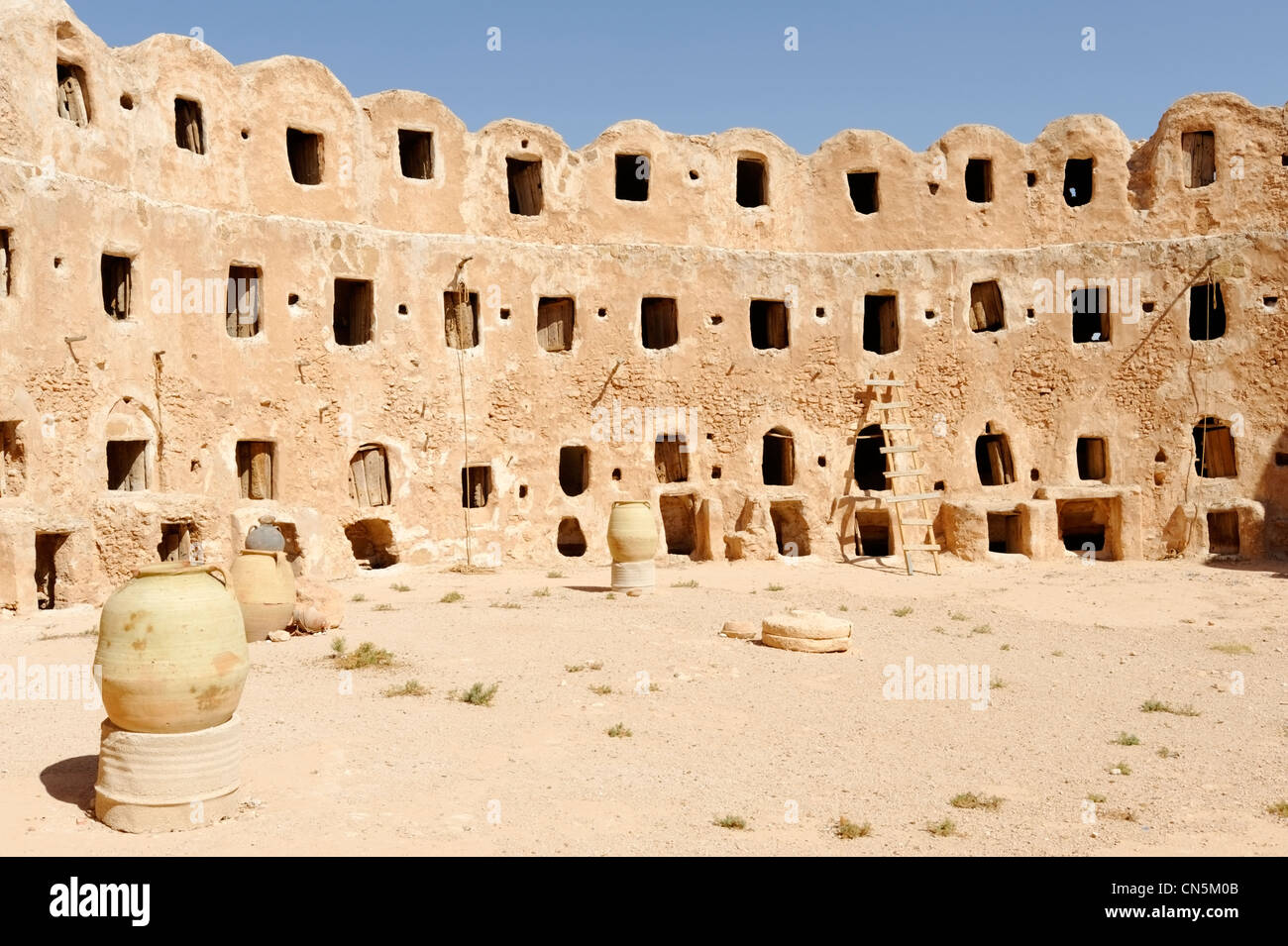 Qasr Al-Haj. Jebel Nafus. Libyen. Blick in die wunderbar erhaltenes und komplett geschlossene kreisförmige befestigte Berber Stockfoto