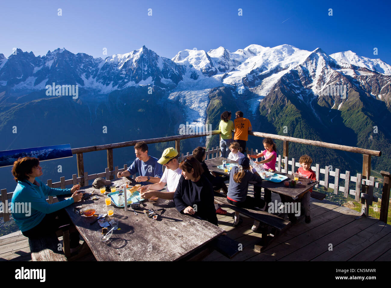 Frankreich, Haute Savoie Chamonix Mont Blanc, Panorama von der Hütte Bel Lachat (2276m) auf dem Mont-Blanc-Massiv und Mont Blanc Stockfoto