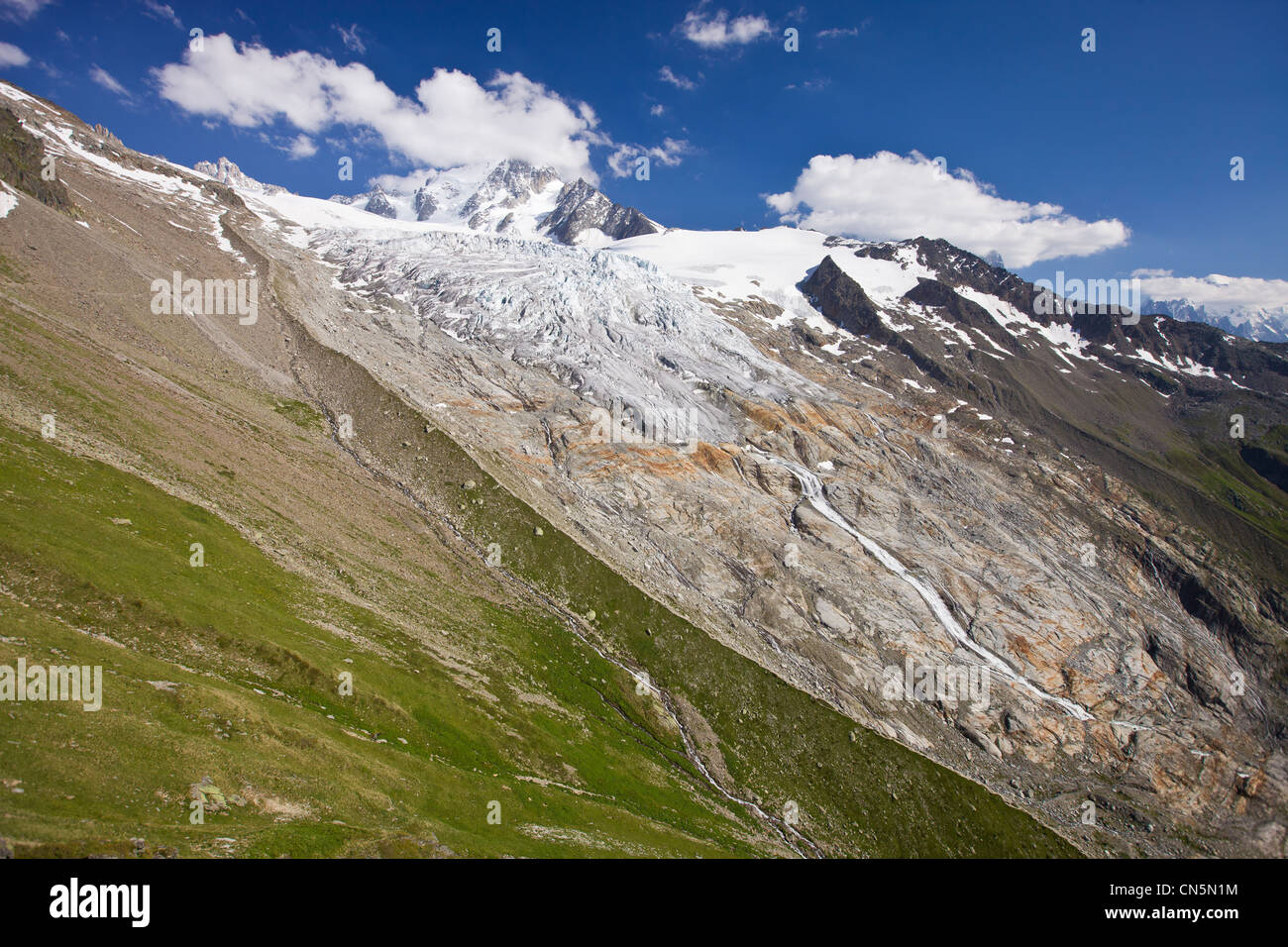Glacier du Tour mit Albert 1er, Chamonix Mont Blanc, Haute Savoie, Frankreich Zuflucht am oberen Rand der Moräne und die Aussicht auf Stockfoto