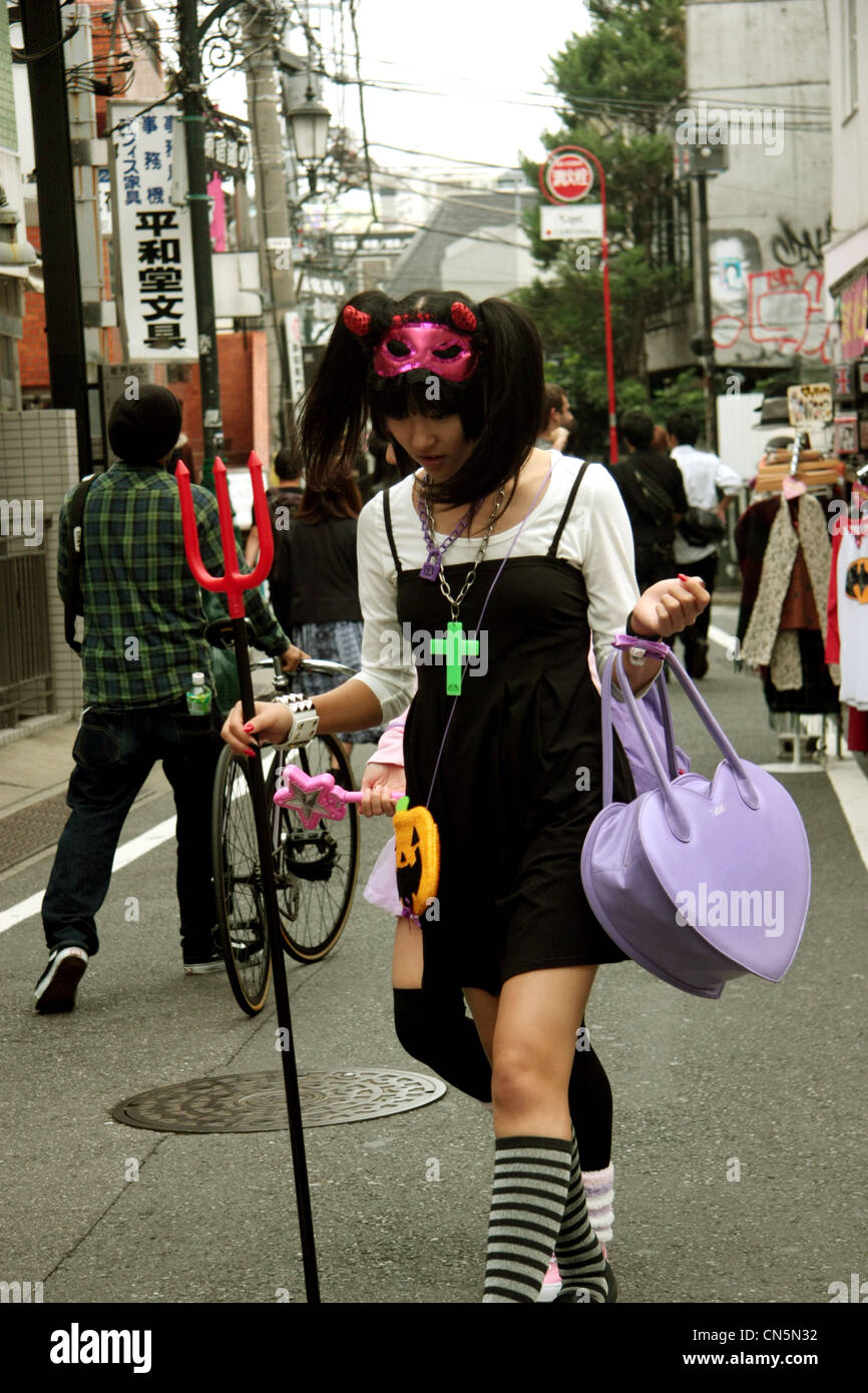 Teenager Frau gekleidet wie eine gothic Lolita in Harajuku in Tokio am Sonntagmorgen zu Fuß Stockfoto