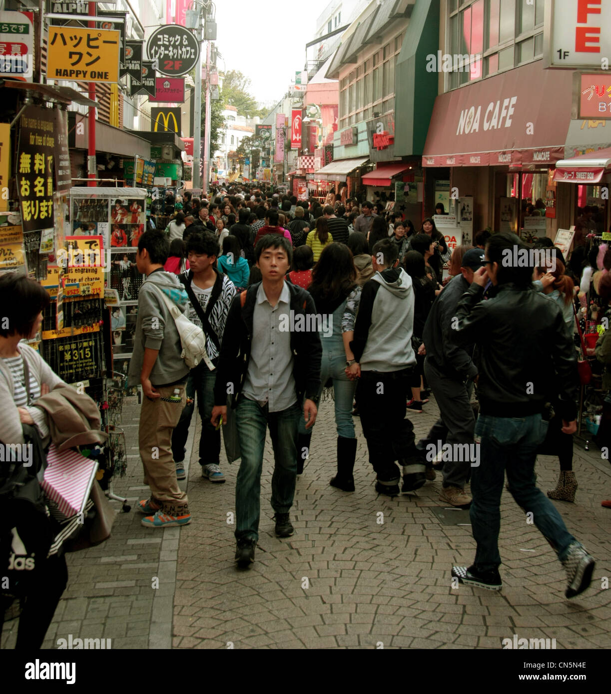 Japanische Jugendliche gehen auf Takeshita Dori Straße in Harajuku, Tokio am Sonntagmorgen Stockfoto