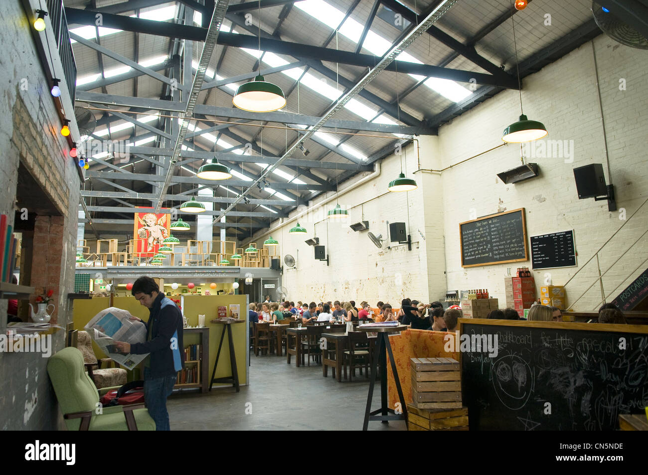 Australien, Victoria, Melbourne, Fitzroy Bezirk, kleine Kreatur Dinning Hall Restaurant in der trendigen Street von Braunschweig Stockfoto