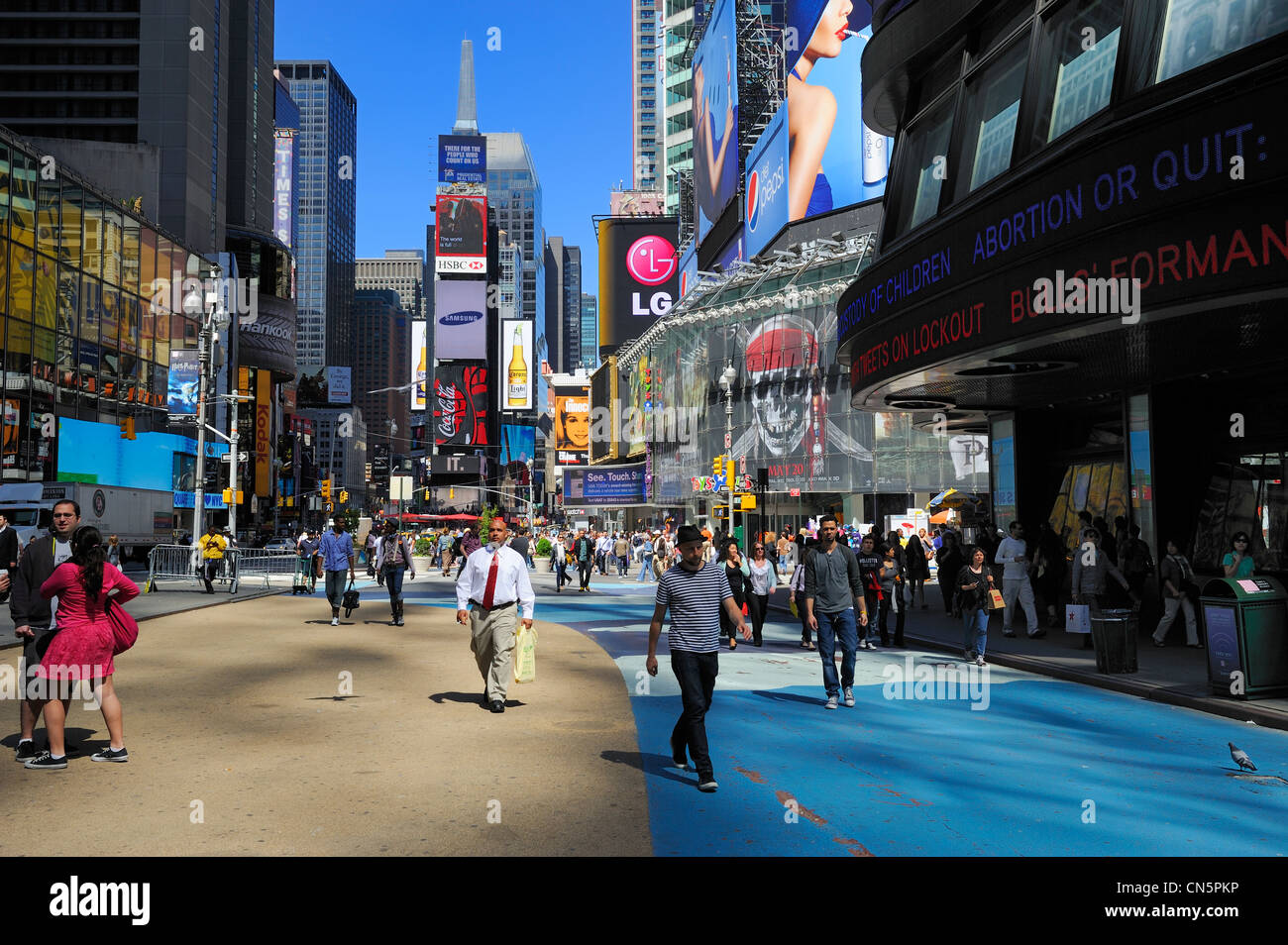 Vereinigte Staaten, New York City, Manhattan, Midtown, Times Square, Fußgänger und Radfahrer Teil des Broadway Stockfoto