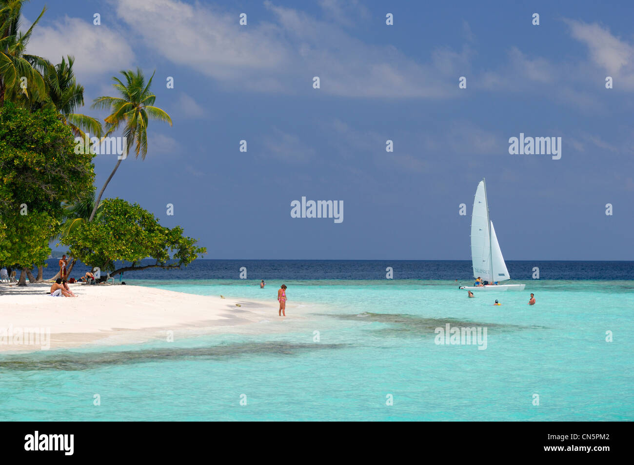 Malediven, Nord Male Atoll, Bandos Island, Bandos Island Resort Hotel, Sandstrand und Lagune mit toursits Stockfoto