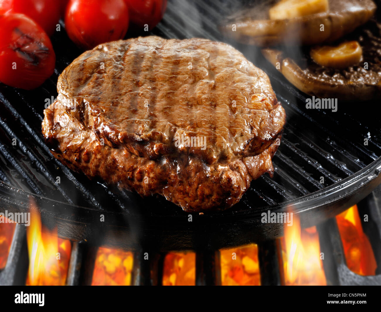 Rindfleisch Filetsteaks & Pilze Pfanne auf einem Grill gebraten wird. Fleisch essen Fotos, Bilder & Bilder. Stockfoto