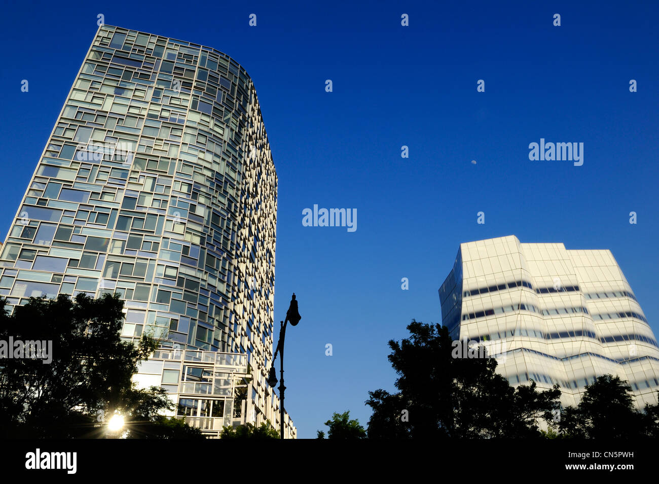 Vereinigte Staaten, New York City, Manhattan, 100 Eleventh Avenue (2007) von Architekt Jean Nouvel auf der linken und der Bau von Stockfoto