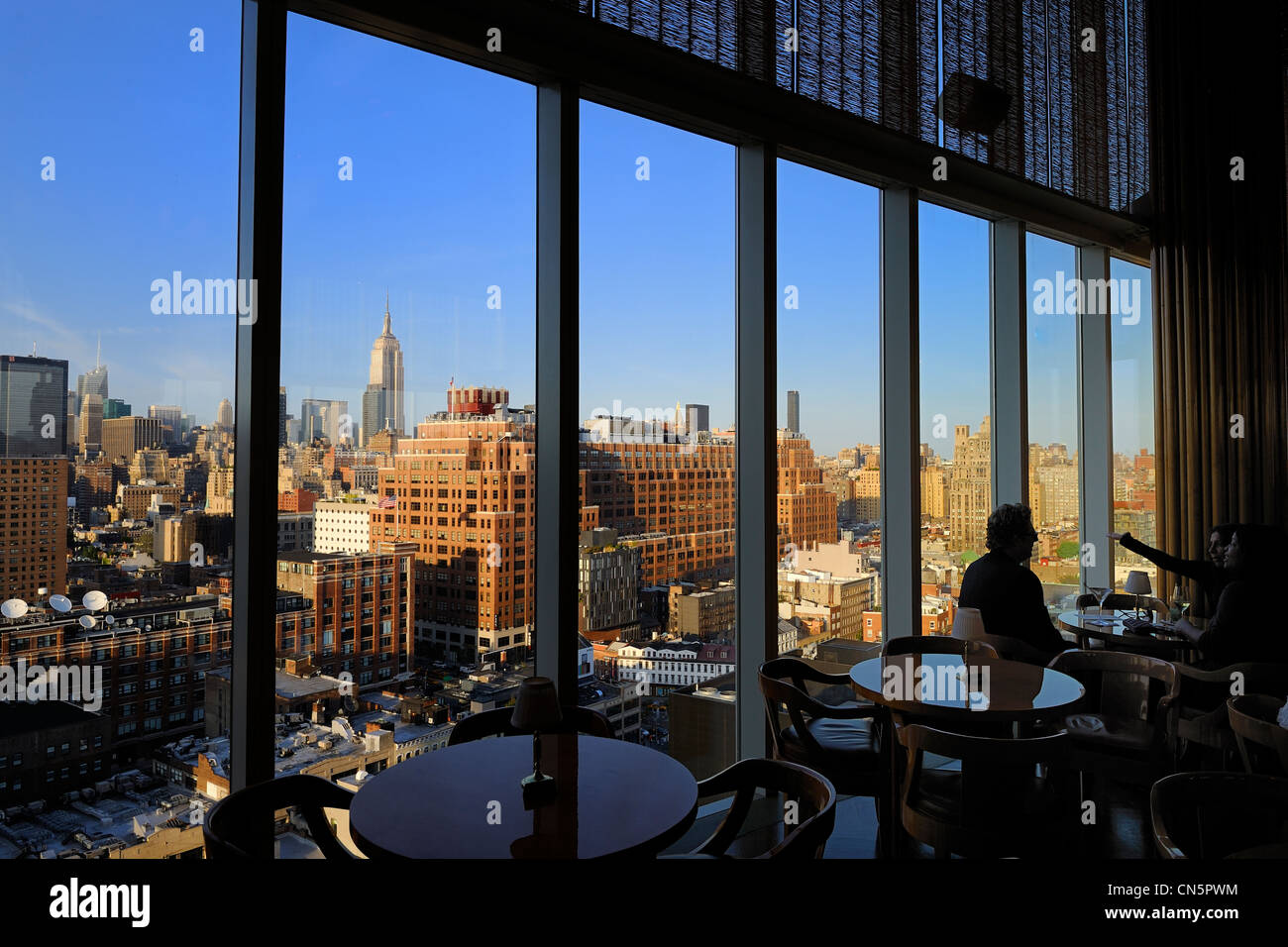 Vereinigte Staaten, New York City, Manhattan, Meatpacking District, die Standart Hotel Bar bauen über die High Line und mit Blick auf Stockfoto