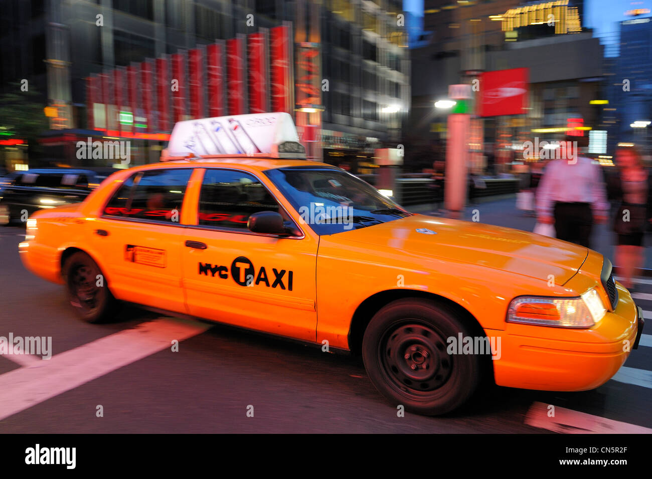 Theater District am Broadway Avenue, gelbes Taxi am Times Square, Manhattan, New York City, USA Stockfoto