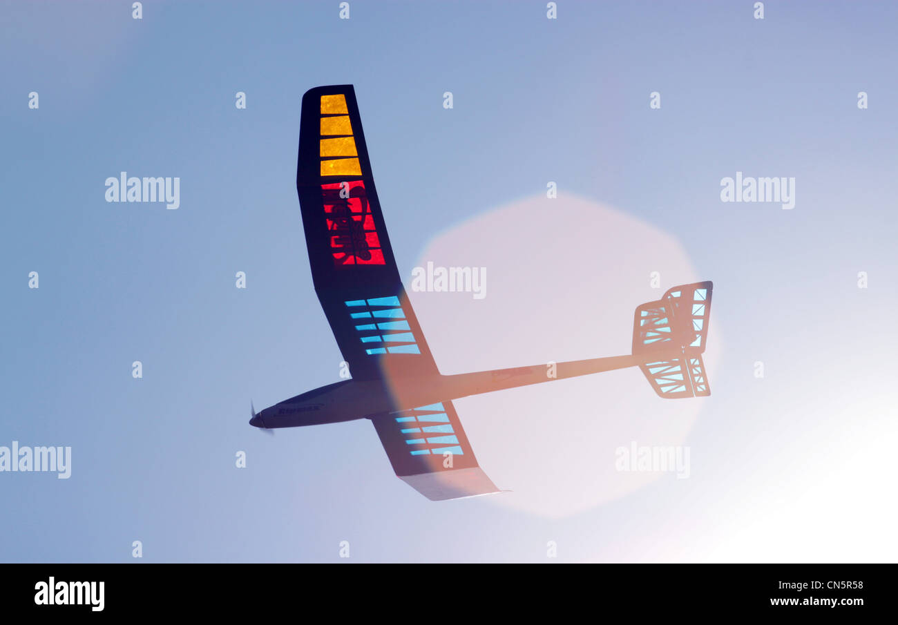 Modell-Gleitschirm fliegen gegen die Sonne Stockfoto