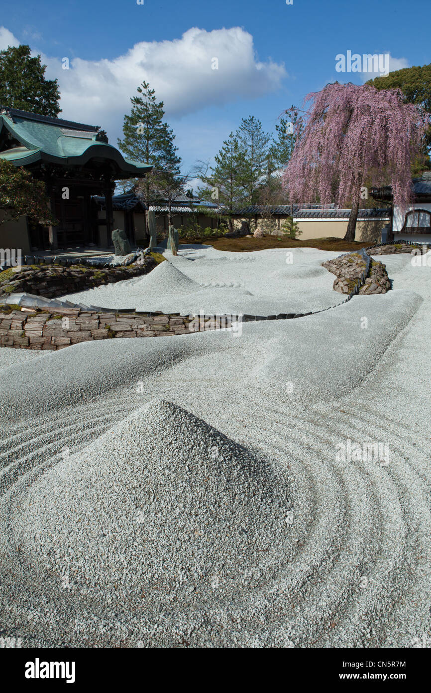 Kodaiji Süd-Garten ist ein Karesansui oder trockenen Steingarten, dass Funktionen Kies interpunktiert durch konische Formationen geharkt. Stockfoto