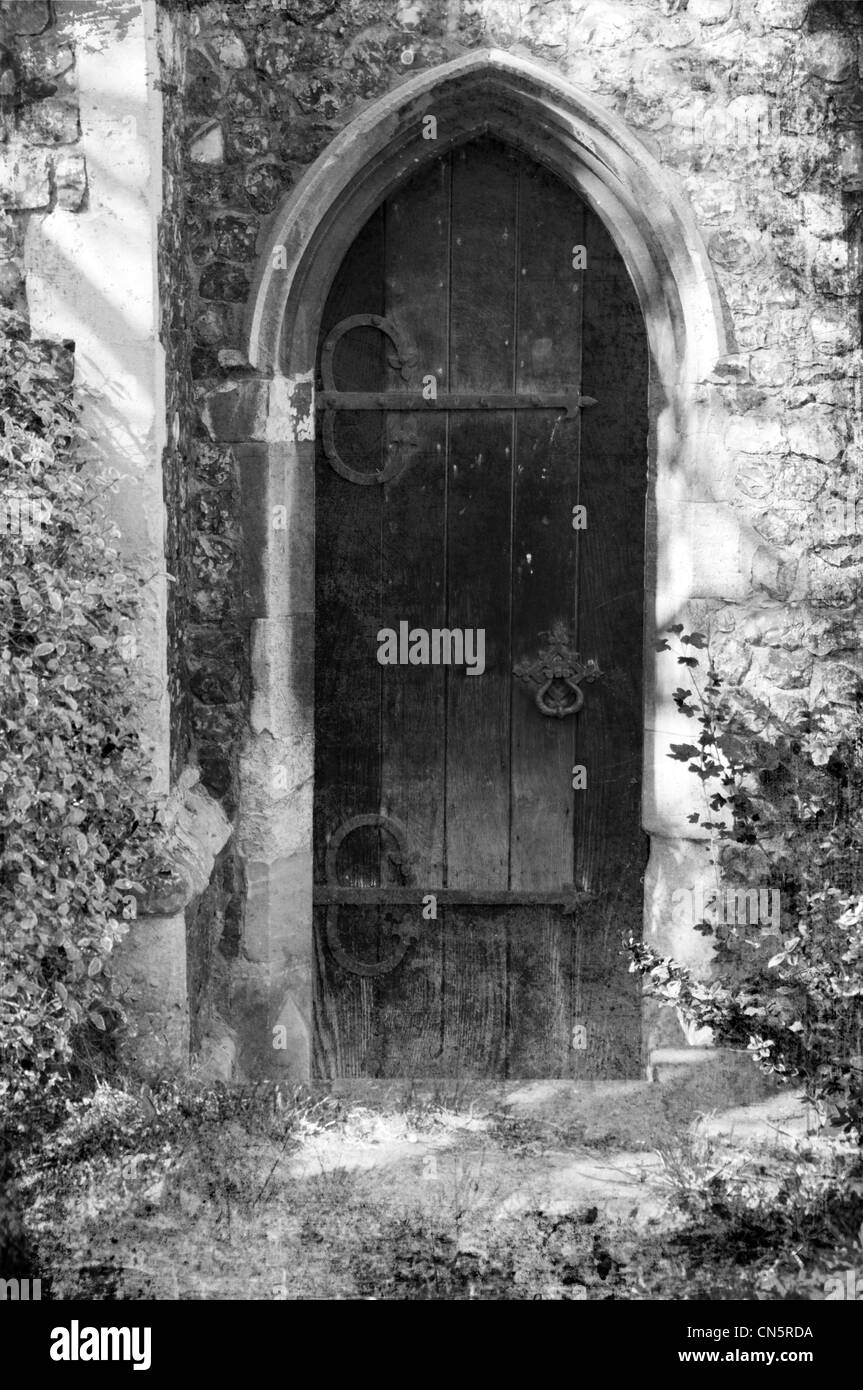 Mittelalterliche Tür Dickens schwarz-weiß bearbeitet altes Glas Platte Foto aussehen Stockfoto