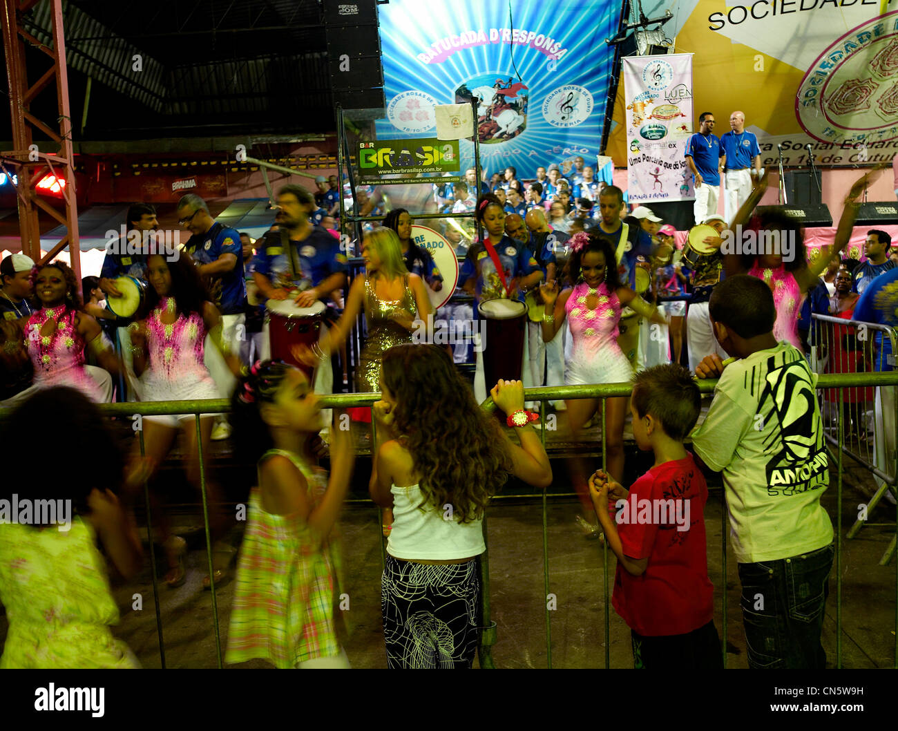 Brasilien, Sao Paulo, feature: São Paulo vertraulich, Tänzer auf der Straße Stockfoto
