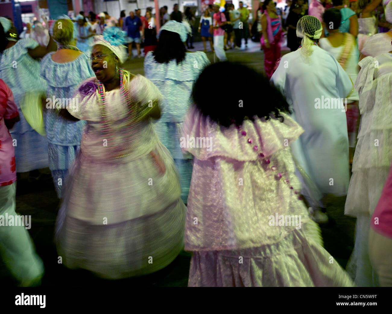 Brasilien, Sao Paulo, feature: São Paulo vertraulich, Frauen auf der Straße tanzen Stockfoto