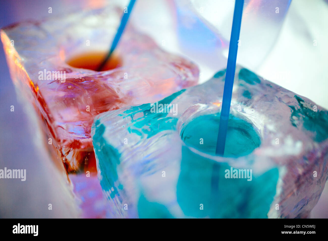 Südkorea, Seoul, Hongdae Bezirk, Eisbar, Nahaufnahme von bunten cocktail-Gläser aus Eis gemacht Stockfoto