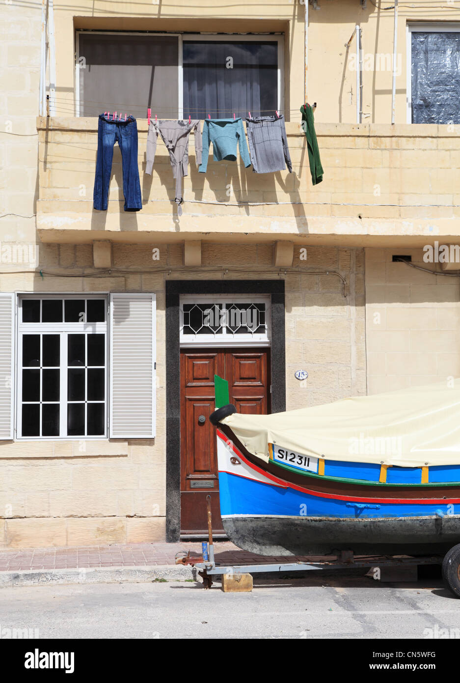 Traditionelle maltesische Fischerhaus mit Waschanlage und Boot parken außerhalb Kalkara, Malta Stockfoto