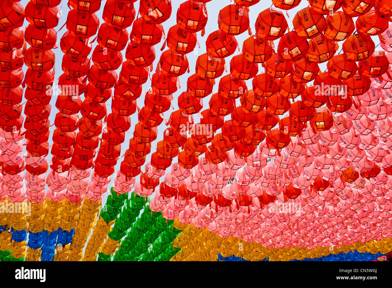 Südkorea, Seoul, Insadong Bezirk, Jogye buddhistischen Tempel, Dach aus bunten Laternen anlässlich des Buddha Stockfoto