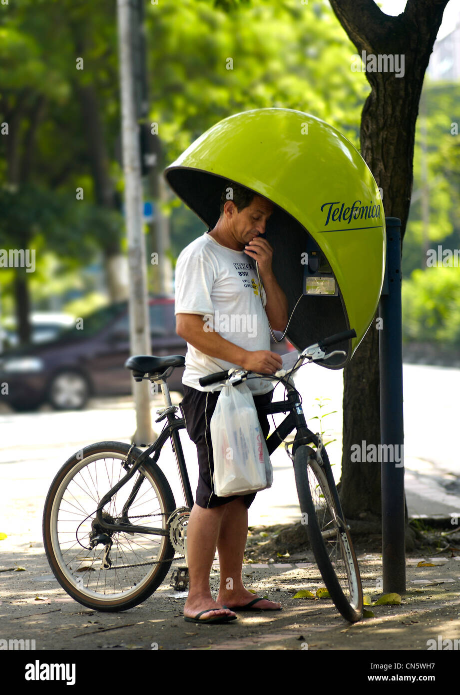 Brasilien, Sao Paulo, feature: São Paulo vertraulich, Mann, Radfahren, Telefonzelle Stockfoto