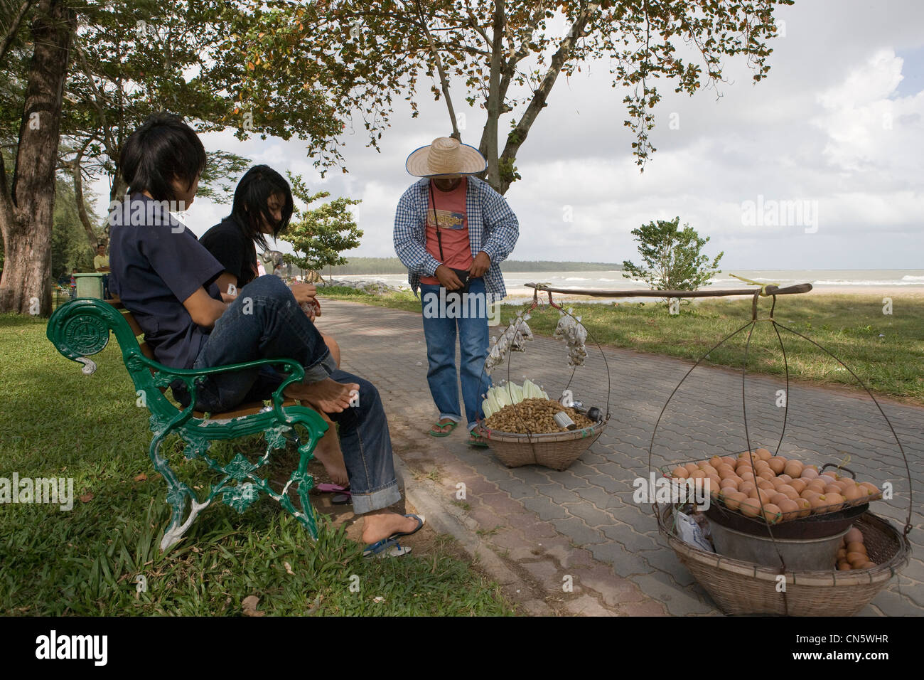 Straßenhändler verkaufen hausgemachte Speisen, Samila Beach, Songkhla, Thailand, Stockfoto