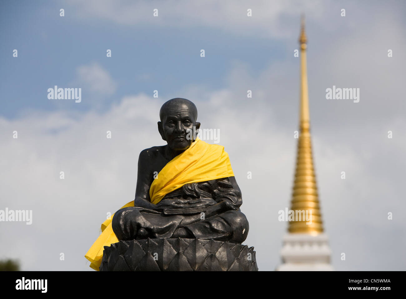 Eine Statue von Thai Master Mönch lange Por Toud Songkhla See auf dem Gelände der alten Stupa und Pagode Stockfoto