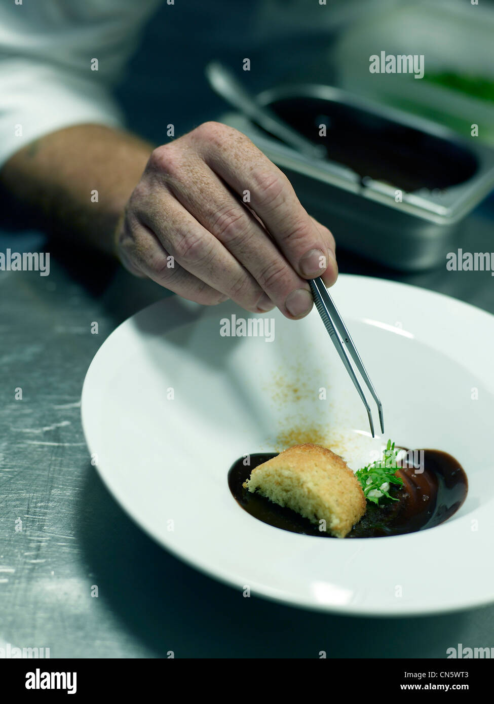 Brasilien, Sao Paulo, feature: São Paulo vertraulich, Alex Atala Zubereitung eines Gerichts Stockfoto