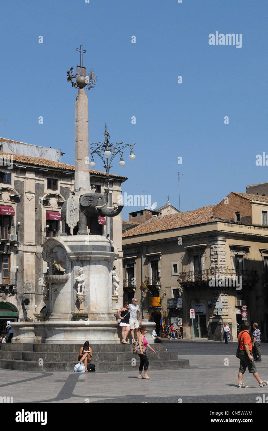 Dom Viereckturm der Elefant alte Stadt Stadt Zentrum Menschen wandern Catania Stockfoto