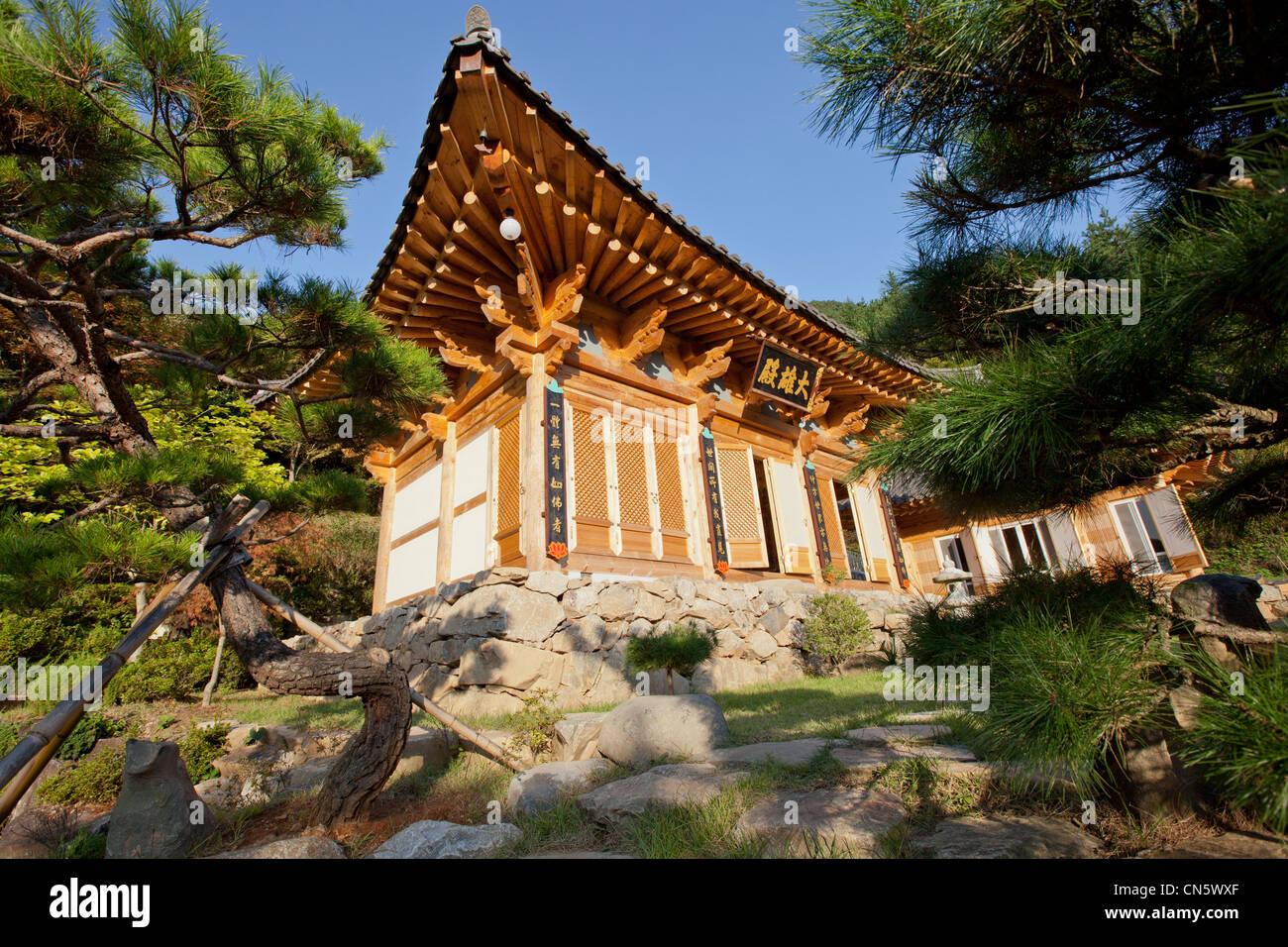 Süd Korea, Süd-Gyeongsang Provinz, Jongbulam buddhistische Tempel, Fassade, Bäumen und blauen Himmel Stockfoto