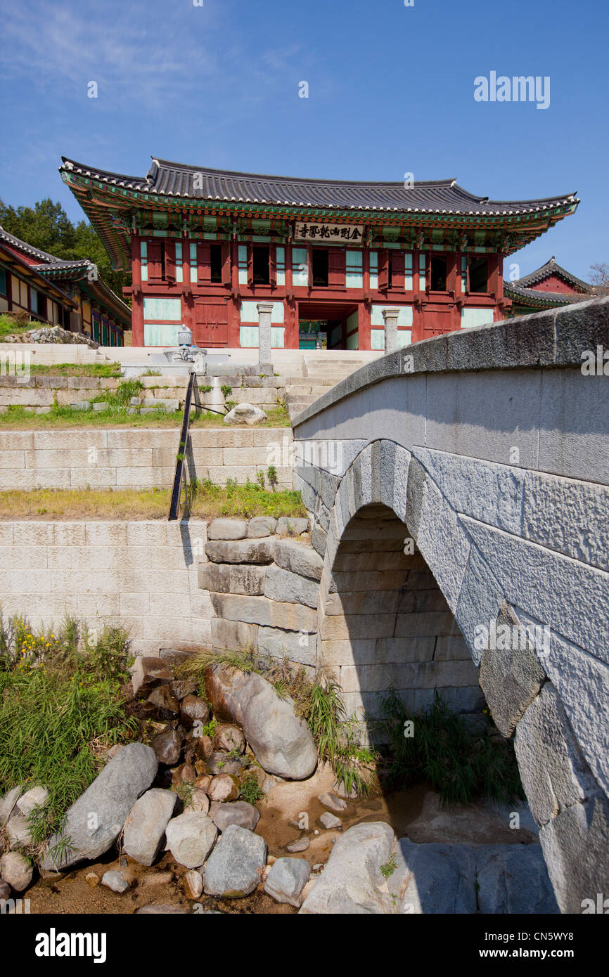 Südkorea, Gangwon-Provinz, Geonbong Tempel, Brücke zu den wichtigsten Pavillon Stockfoto