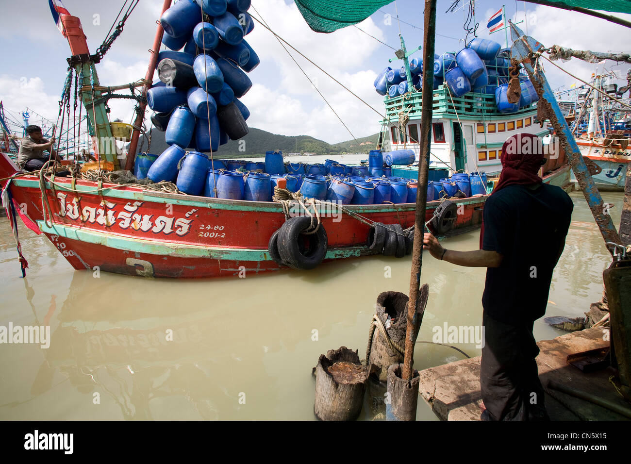 Angelboote/Fischerboote binden an Lamsai Gemeinschaft, zerstoßenes Eis, bevor Sie sich für das offene Meer, Songkhla, Thailand zu sammeln Stockfoto