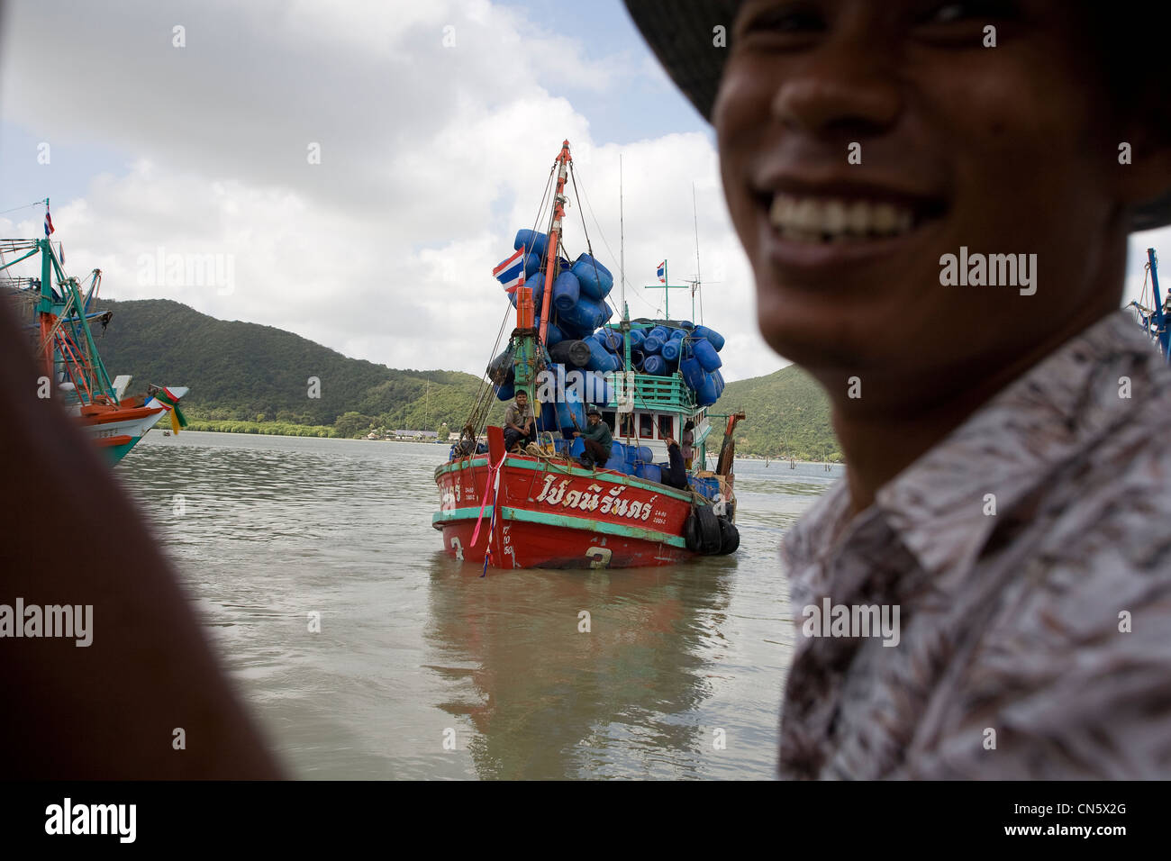 Angelboote/Fischerboote binden an Lamsai Gemeinschaft, zerstoßenes Eis, bevor Sie sich für das offene Meer, Songkhla, Thailand zu sammeln Stockfoto