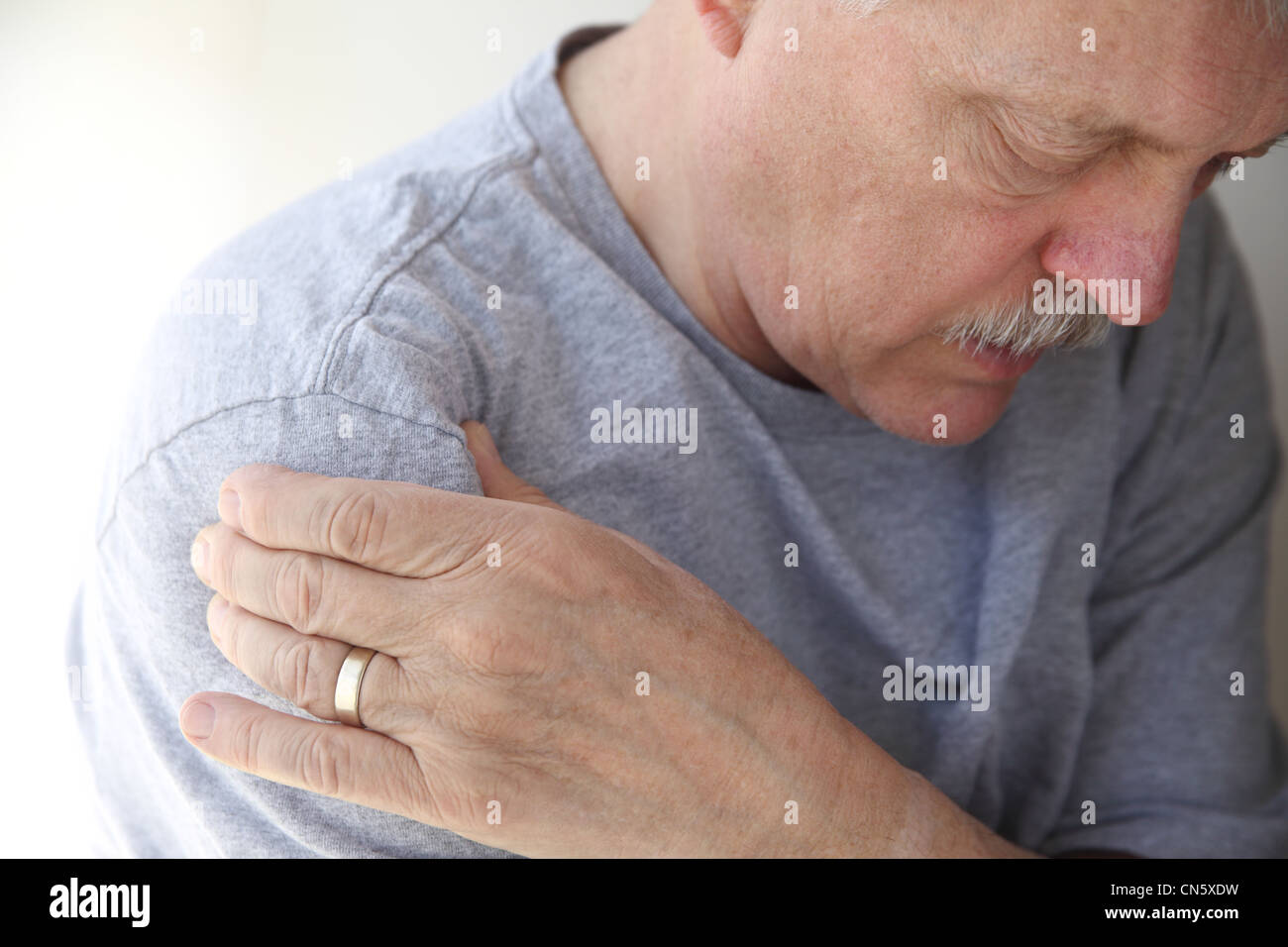 Mann leidet unter schmerzenden Schulter Stockfoto