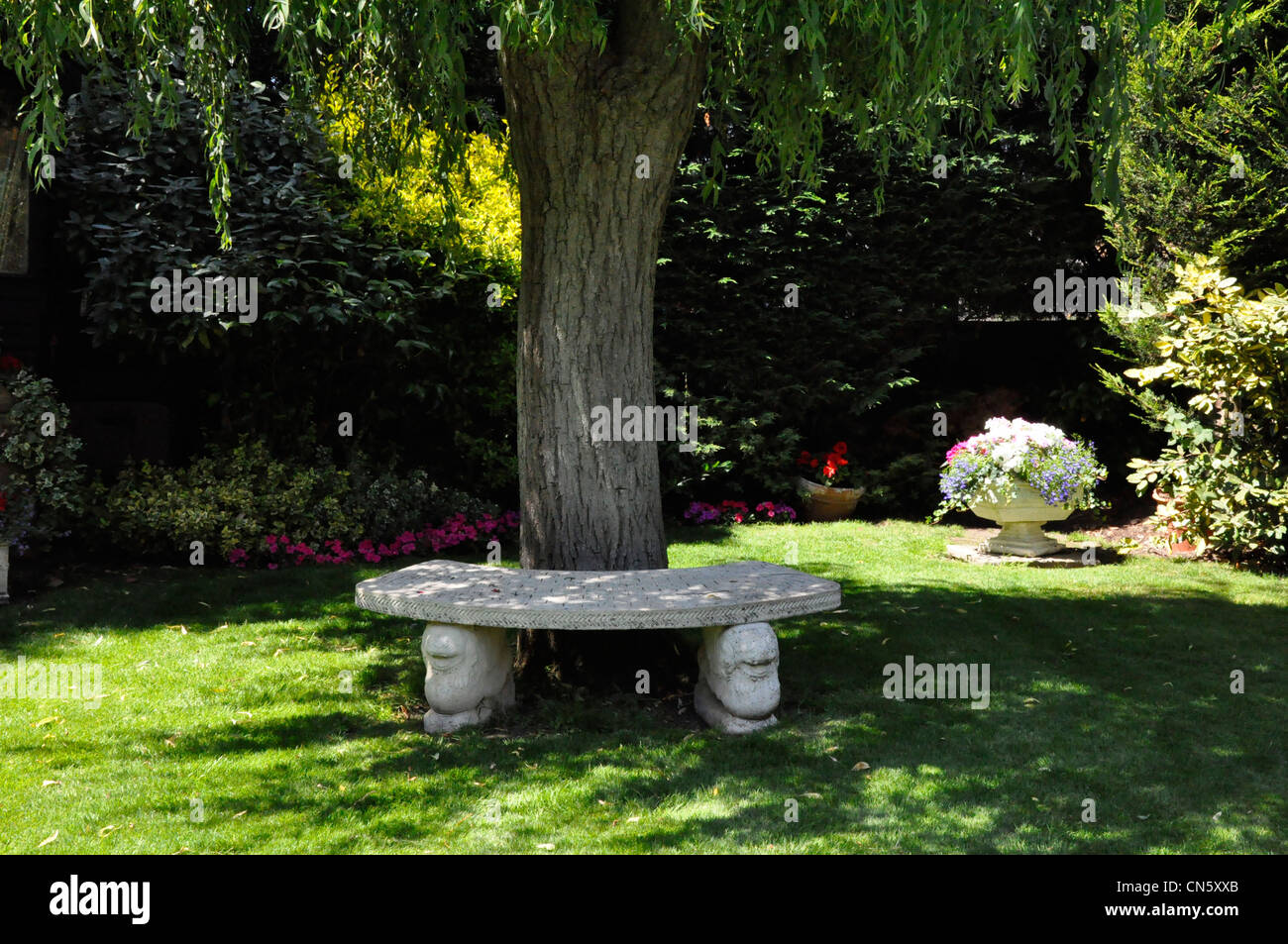 Klassische Blumen Übertopf englischen Garten, Sommersonne Stockfoto