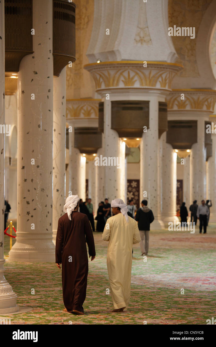 Menschen bei Sheikh Zayed Grand Moschee, Abu Dhabi, Vereinigte Arabische Emirate Stockfoto
