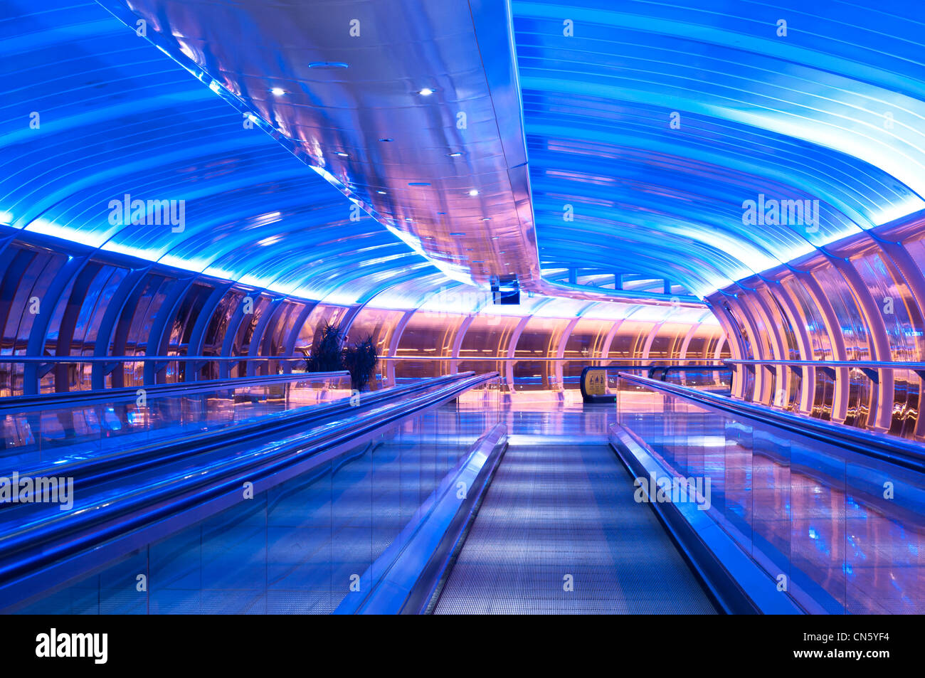 Flughafen Gehweg Tunnel mit blauen von Neonröhren in Manchester Flughafen Stockfoto