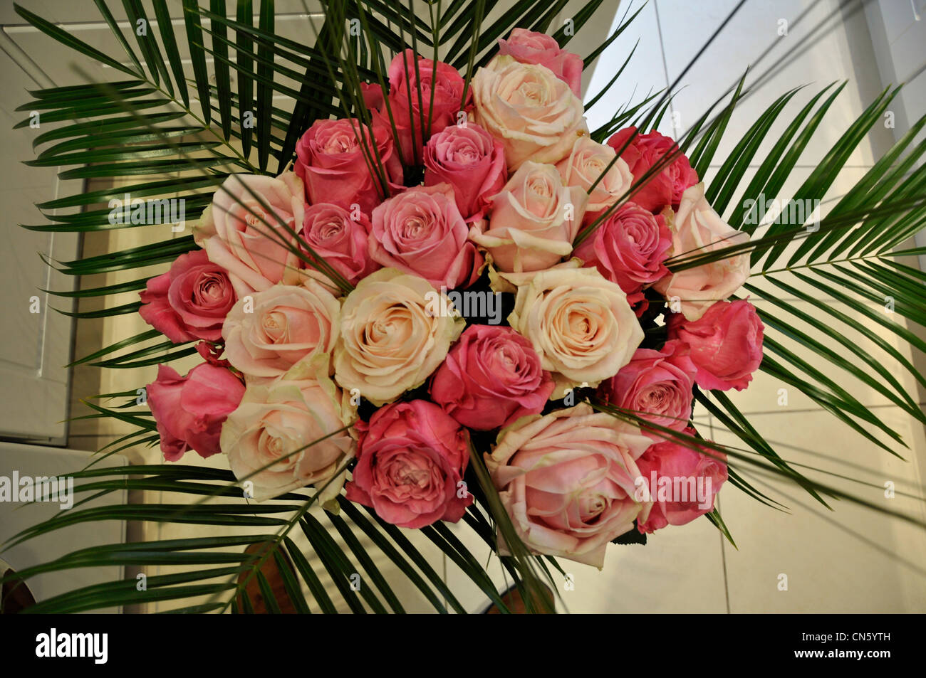 Rosa Creme Flieder rose Bouquet & Palmenblättern Stockfoto