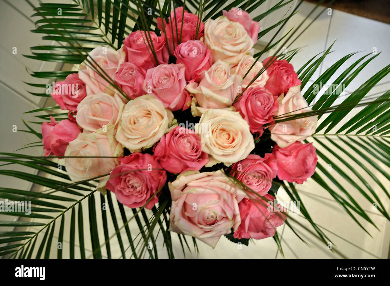 Rosa Creme Flieder rose Bouquet & Palmenblättern Stockfoto
