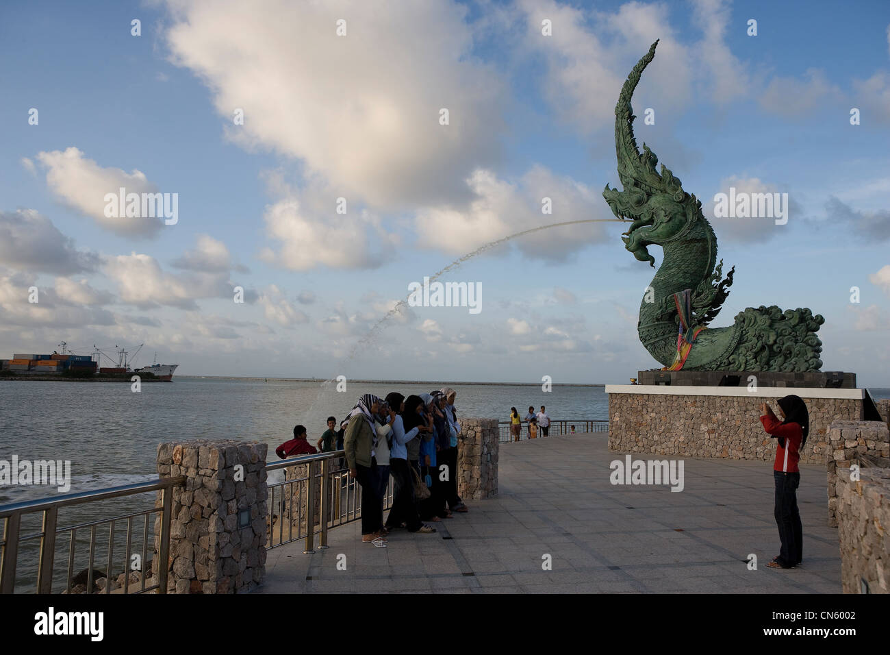 Drachen-Brunnen auf der Promenade am Eingang zum Songkhla See vom Meer, Songkhla, Thailand Stockfoto