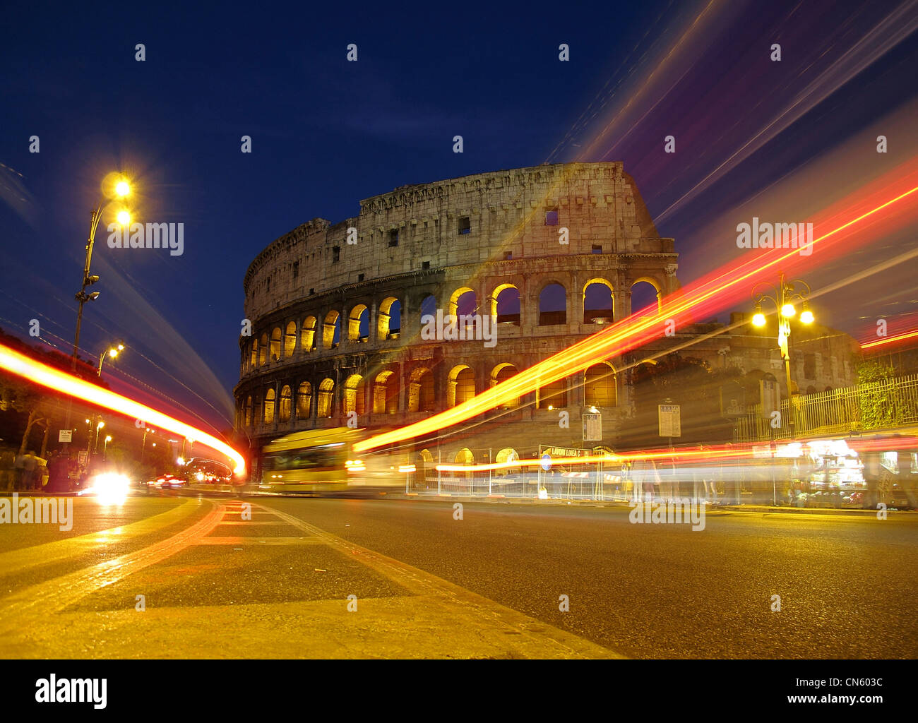 Europa Italien Rom Kolosseum Verkehr in der Abenddämmerung Stockfoto